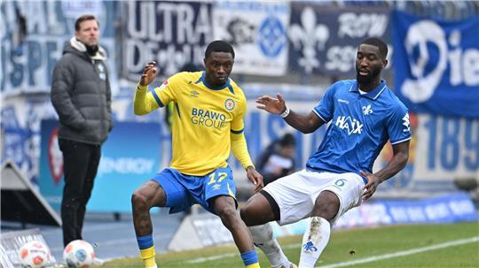 Braunschweigs Aaron Opoku (l.) fällt aus. (Archivbild)