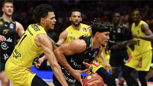 Braunschweigs Brandon Tischler (r) spielt gegen Oldenburgs Kyle Foster.