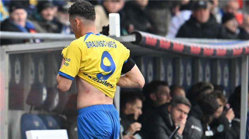 Braunschweigs Erencan Yardimci geht nach seiner Roten Karte im Derby gegen Hannover vom Platz.