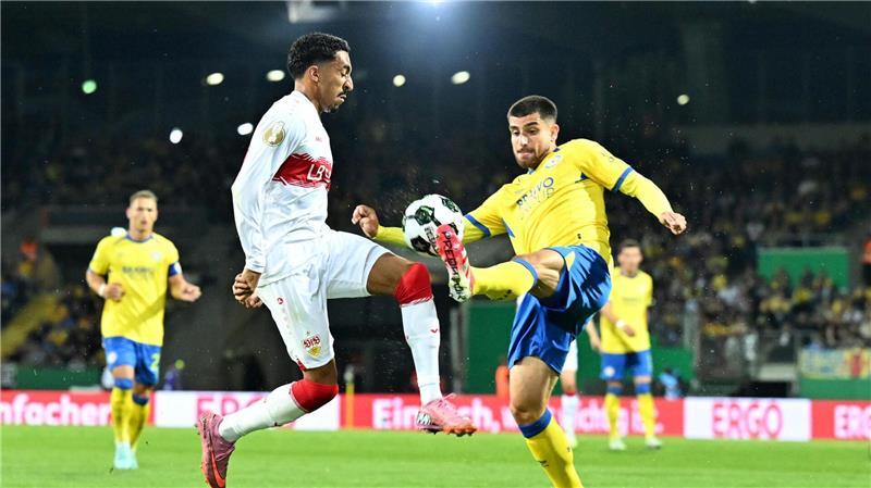 Drama in Braunschweig: Pokal-Verteidiger Stuttgart weiter Braunschweigs Fabio Di Michele Sanchez (r) und Stuttgarts Tiago Tomás im Zweikampf.