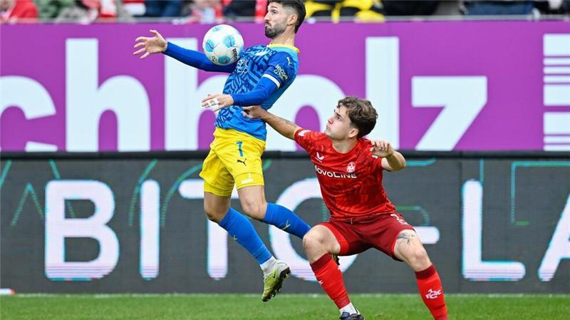 Braunschweigs Fabio Kaufmann (l) und Kaiserslauterns Florian Kleinhansl kämpfen um den Ball.