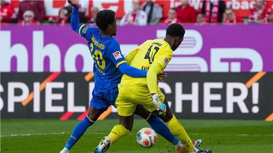 Braunschweigs Faride Alidou nimmt Kaiserslauterns Torwart Enis Kamga den Ball ab.