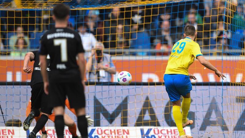 Braunschweigs Hasan Kurucay traf per Elfmeter zum zwischenzeitlichen 3:0 gegen Elversberg.