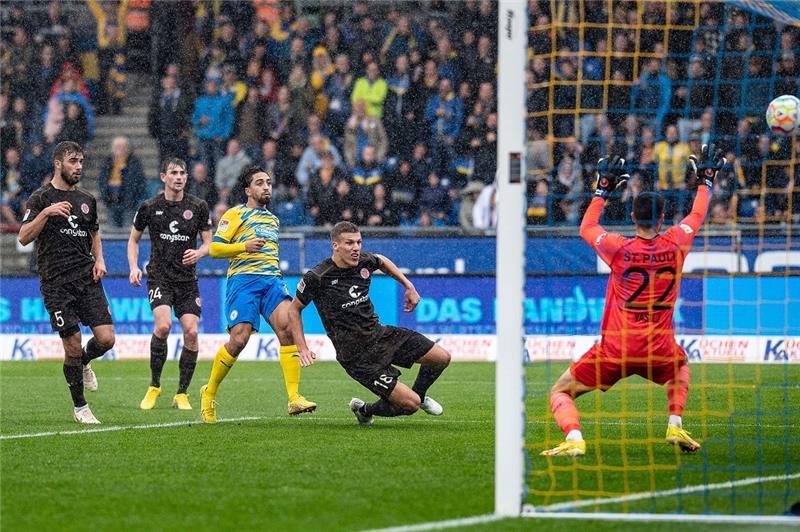 Braunschweigs Immanuel Pherai schießt das Tor zum 2:1. Foto: Swen Pförtner/dpa