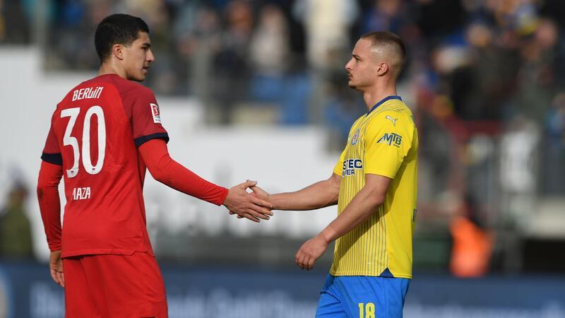 Heim-Debakel für FCK und Funkel – HSV-Verfolger verliert überraschend Braunschweigs Marvin Rittmüller (r) und der Berliner Ibrahim Maza klatschen sich nach dem 1:1 ab.