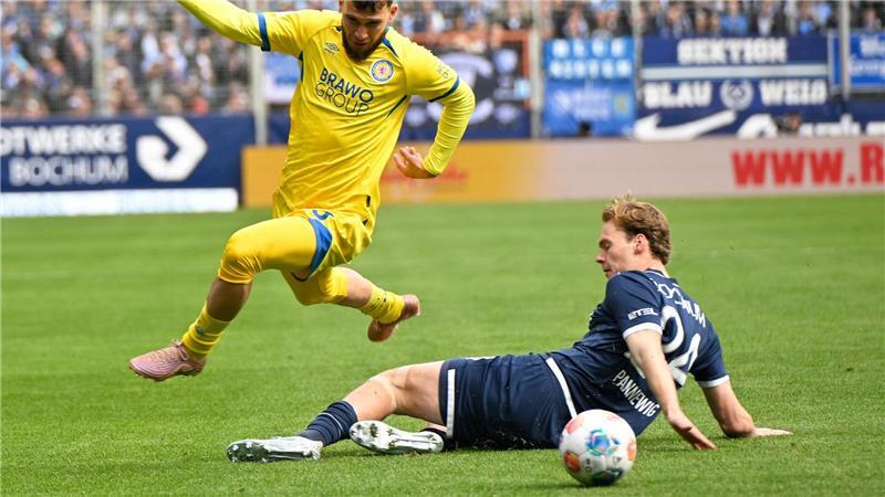 Braunschweigs Mehmet Aydın (l) im Zweikampf mit dem Bochumer Mats Pannewig.