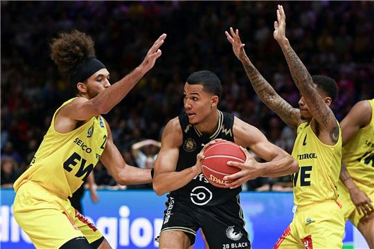 Braunschweigs Nicholas Tischler (M) spielt gegen Oldenburgs Brekkott Chapman (l) und Oldenburgs DeWayne Russell.