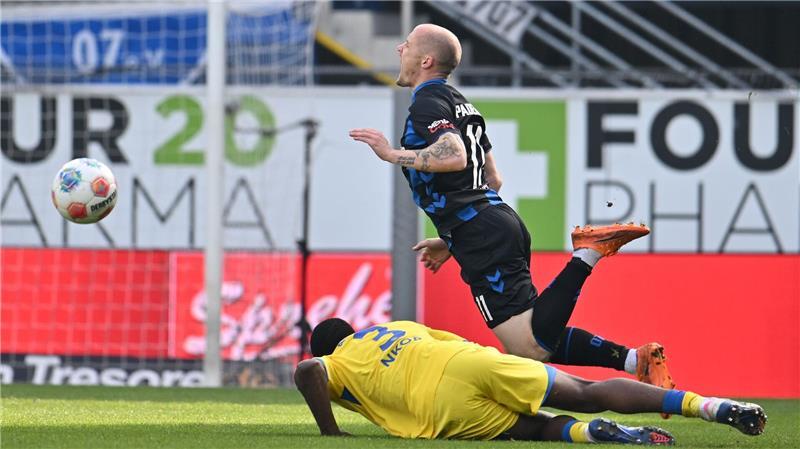 Später Ausgleich: Braunschweig verpasst Befreiungsschlag Braunschweigs Patrick Nkoa sieht nach diesem Foul gegen Paderborns Sven Michel die Rote Karte.