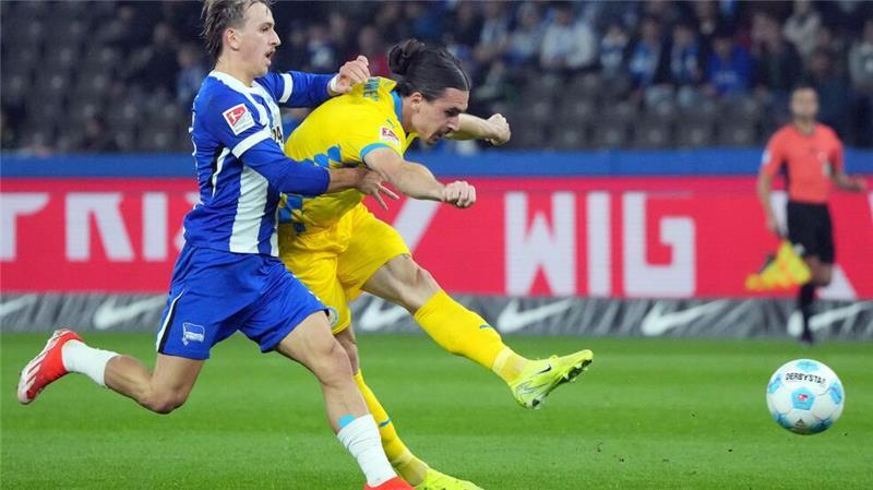 Braunschweigs Rayan Philippe (r). kam über das Konterspiel gefährlich vor das Hertha-Tor.