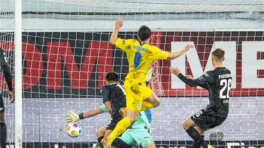 Braunschweigs Rayan Philippe (vorne) erzielt das Tor zum 1:2.