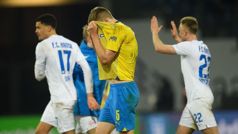 Bicakcic rüttelt Braunschweig auf Braunschweigs Robert Ivanov steht nach dem Schlusspfiff auf dem Feld.