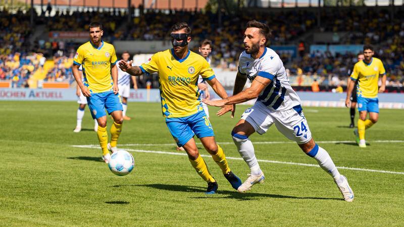 Trotz früher Führung: Braunschweig verliert weiter Braunschweigs Robin Krauße (l) in Aktion gegen Karlsruhes Fabian Schleusener.