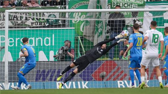 Braunschweigs Torwart Ron Torben Hoffmann (M) kann einen Schuss mit den Fingerspitzen klären.