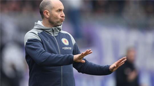 Eintracht-Trainer Scherning vor HSV-Spiel: „Werden leiden“ Braunschweigs Trainer Daniel Scherning gestikuliert.