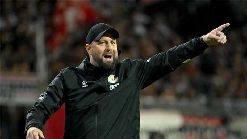 Schock nach Pokal-Aus: Braunschweig-Profi erneut verletzt Braunschweigs Trainer Heiner Backhaus.