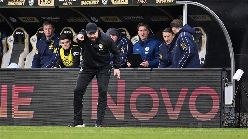 Braunschweigs Trainer Heiner Backhaus ist mit seiner Mannschaft unzufrieden.