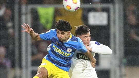 Braunschweigs Youssef Amyn (l) und Elversbergs Hugo Vandermersch kämpfen um den Ball.
