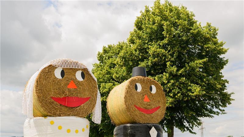 Braut und Bräutigam: romantische Strohfiguren an der Bundesstraße B3 bei Elze.