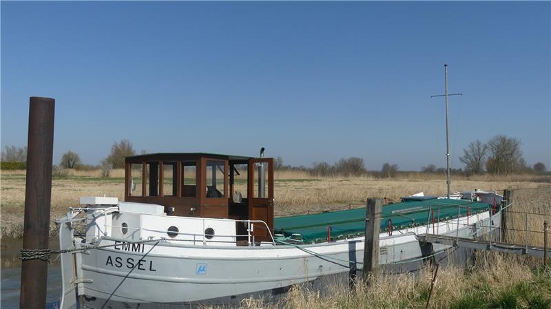 Klinker und Obst nach dem Krieg: Die Wandlung des Hafens in Assel Brautpaare können sich jetzt auf der MS Emmi trauen lassen. Das Traditionsschiff liegt im Winterhalbjahr meist in Assel, im Sommerhalbjahr im Barnkruger Hafen.