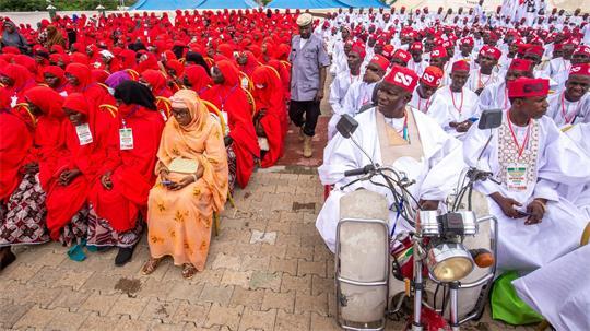 Brautpaare nehmen an einer Massenhochzeit in Nigeria teil.