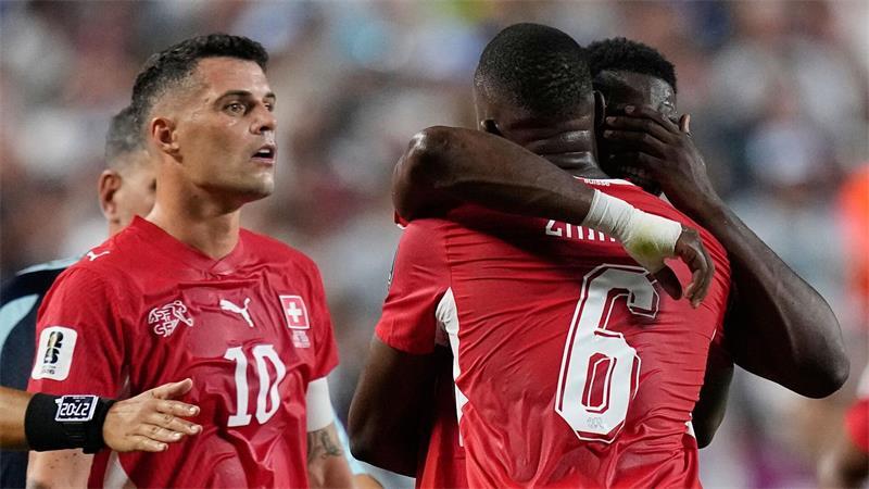 Dritter Dusel-Sieg: Messis Team leidet, tanzt und träumt Breel Embolo musste nach seinem Platzverweis getröstet werden.