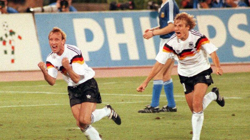 WM-Held Andreas Brehme (63) plötzlich gestorben – „Treuen Freund verloren“ Brehmes Jubellauf nach dem verwandelten Elfmeter im WM-Finale 1990 von Rom.