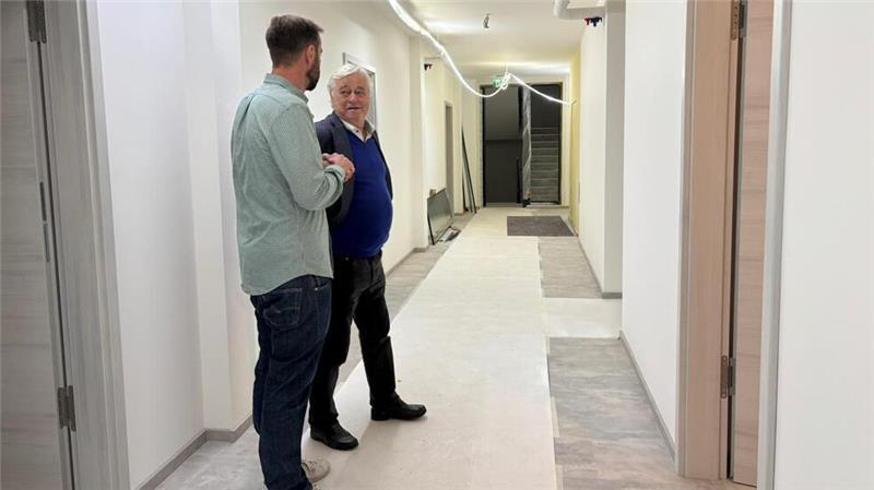 Dollerner Nussfabrik: Wohnen am Bahnhof hat seinen Preis Breite Flure, durch die früher problemlos Gabelstapler fahren konnten.