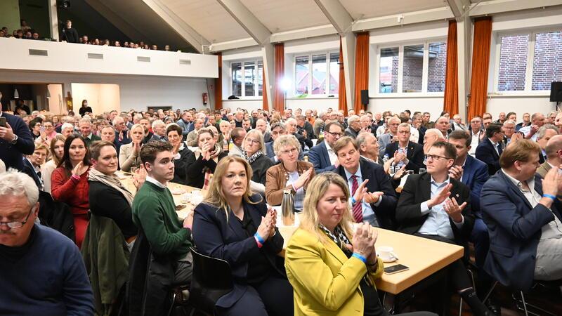 Bundesminister in Jork: Özdemirs Schulterschluss mit den Obstbauern Breiter Applaus für den Minister in der Altländer Festhalle - aus den Reihen der Obstbauern (und sogar von CDU-Politikern).