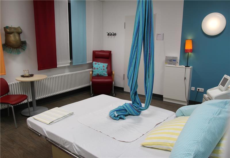 Breites Bett statt Stroh im Stall: Blick in Kreißsaal Nummer vier im Buxtehuder Elbe Klinikum. Foto Richter