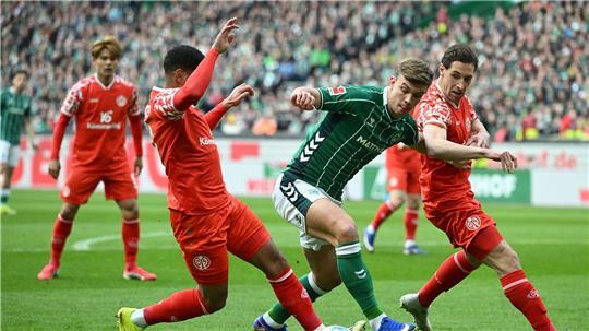 Bremen-Profi Keke Topp (M) hat sich eine schwerwiegende Verletzung zugezogen.
