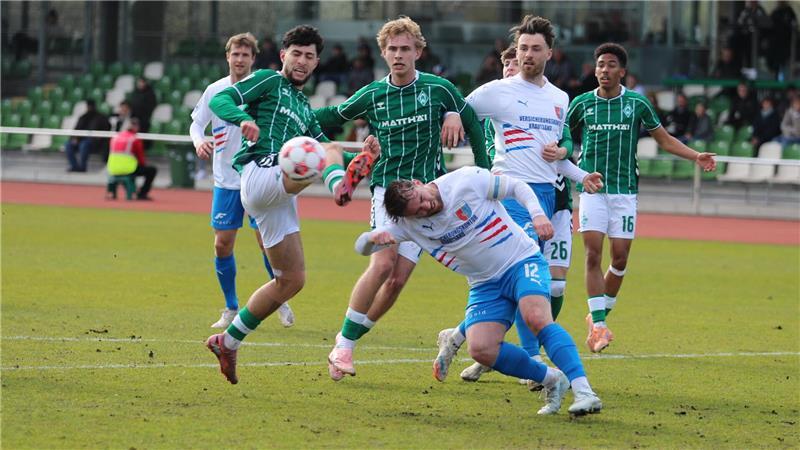 Bremen nimmt D/A-Kapitän Nico von der Reith in die Mangel. Einen Pfiff gibt es nicht. Von der Reith steht vorher im Abseits.