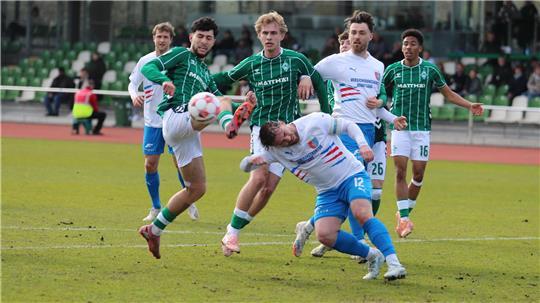 Bremen nimmt D/A-Kapitän Nico von der Reith in die Mangel. Einen Pfiff gibt es nicht. Von der Reith steht vorher im Abseits.