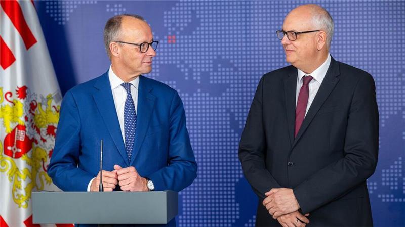 Bremens Bürgermeister Andreas Bovenschulte (r) warnt davor, die Probleme in den Städten allein auf die Migration zu reduzieren. (Archivbild)