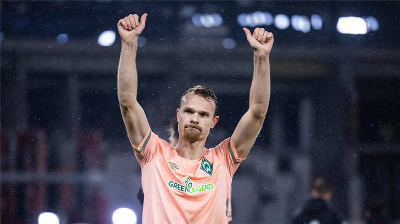 Bremens Christian Groß bedankt sich nach dem Spiel bei den Fans. Die Hanseaten haben den Vertrag des 33-Jährigen verlängert. Foto: Tom Weller/dpa