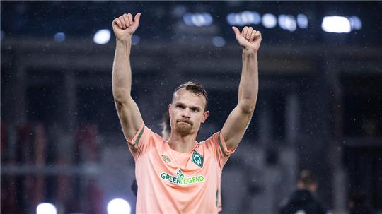 Bremens Christian Groß bedankt sich nach dem Spiel bei den Fans. Die Hanseaten haben den Vertrag des 33-Jährigen verlängert. Foto: Tom Weller/dpa