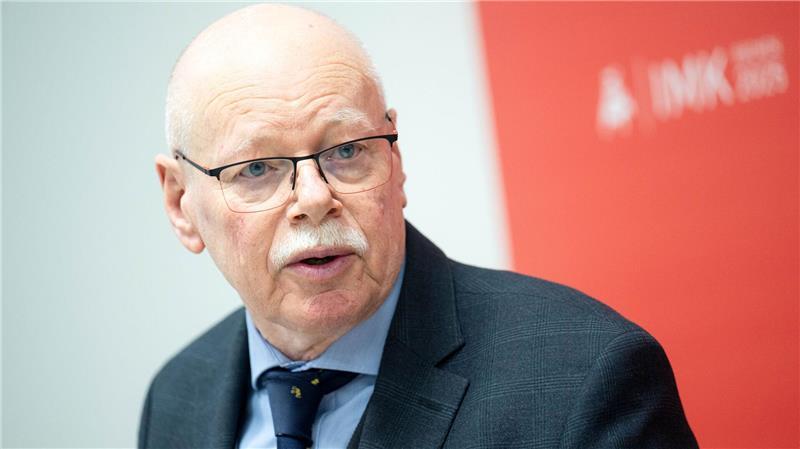 Bremens Innensenator Ulrich Mäurer (SPD), der Vorsitzende der Innenministerkonferenz, will die Sicherheit in Fußballstadion erhöhen - mit Maß und Verhältnismäßigkeit. (Archivbild)