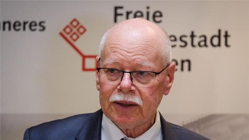 Bremens Innensenator Ulrich Mäurer (SPD) schlägt einen Punktabzug für Vereine vor, wenn deren Fans im Stadion Pyrotechnik abbrennen.