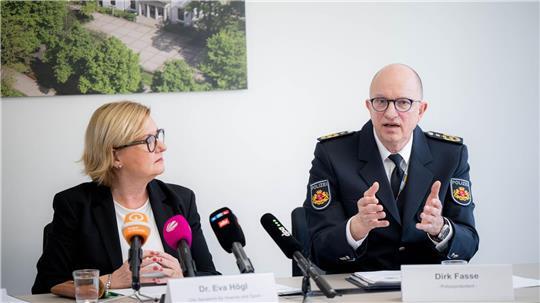 Bremens Innensenatorin Eva Högl (SPD) und Bremens Polizeipräsident Dirk Fasse gaben einen Einblick in die Arbeit der Polizei. 