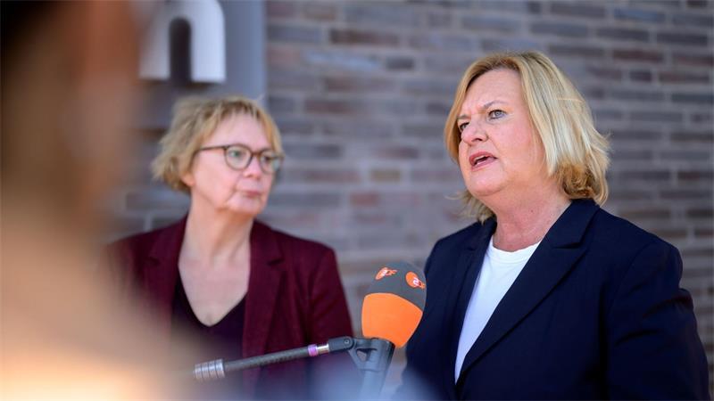 Bremens Innensenatorin, Eva Högl (SPD) und die niedersächsische Innenministerin, Daniela Behrens (SPD), nahmen von Cuxhaven aus an der Telefonkonferenz teil.