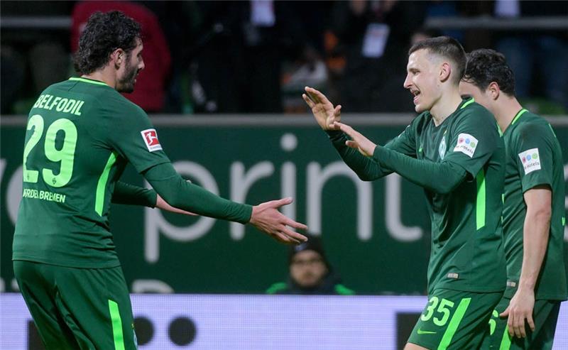 Bremens Ishak Belfodil (links) und Mannschaftskamerad Maximilian Eggestein feiern den Treffer zum 3:1 Endstand. Foto: Axel Heimken/dpa