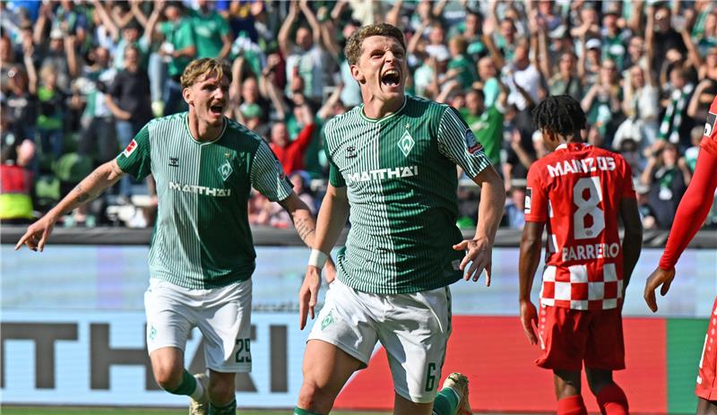 Kantersieg gegen Mainz: Werder steckt Füllkrug-Abgang weg Bremens Jens Stage jubelt über sein Tor zum 2:0, links Nick Woltemade. Foto: Carmen Jaspersen/dpa