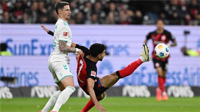 Sehnsucht nach Europa: Wie weit ist Werder Bremen? Bremens Marco Friedl (l) und Frankfurts Omar Marmoush kämpften im April um den Ball (Archivbild).
