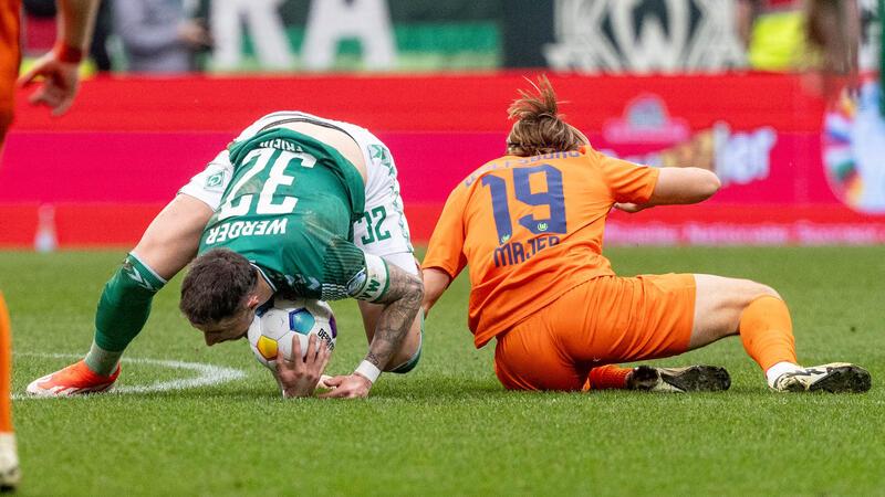 Werder-Kapitän Friedl genervt: „Das stinkt mir“ Bremens Marco Friedl (links) in Duell mit Wolfsburgs Lovro Majer.