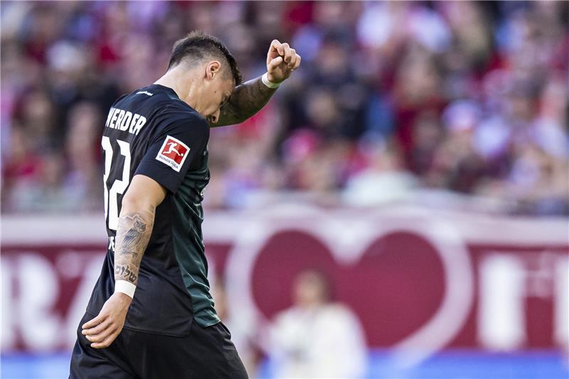 Frühe Rote Karte und ein verwandelter Elfmeter: SC Freiburg schlägt Werder Bremen Bremens Marco Friedl nach seiner roten Karte. Foto: Tom Weller/dpa