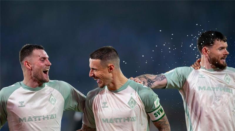 Bremens Marvin Ducksch (l-r), Marco Friedl und Bremens Oliver Burke bejubeln den Pokalerfolg in Paderborn.