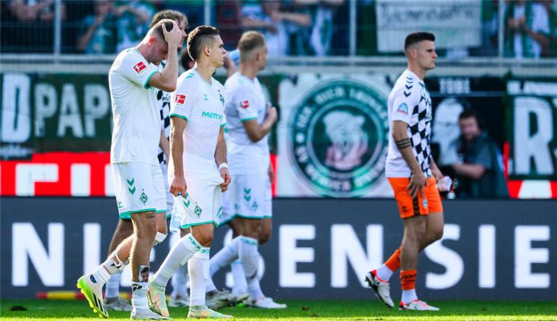 Bremens Marvin Ducksch (l) reagieren nach dem Spiel unzufrieden. Foto: Tom Weller/dpa