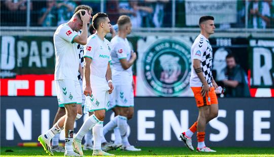Bremens Marvin Ducksch (l) reagieren nach dem Spiel unzufrieden. Foto: Tom Weller/dpa
