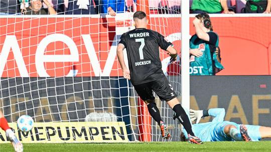 Bremens Marvin Ducksch (l) verwandelt einen Elfmeter zum 0:1. 
