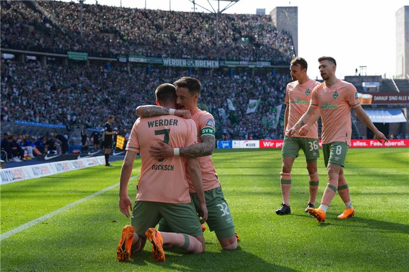 Werders Ducksch düpiert Hertha bei Dardai-Debüt Bremens Marvin Duksch jubelt nach seinem 2:0-Treffer mit Bremens Marco Friedl. Rechts kommen Bremens Christian Gross und Mitchell Weiser (r). Foto: Soeren Stache/dpa -