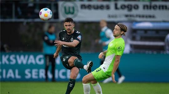 Bremens Milos Veljkovic (l) spielt gegen Wolfsburgs Lovro Majer.